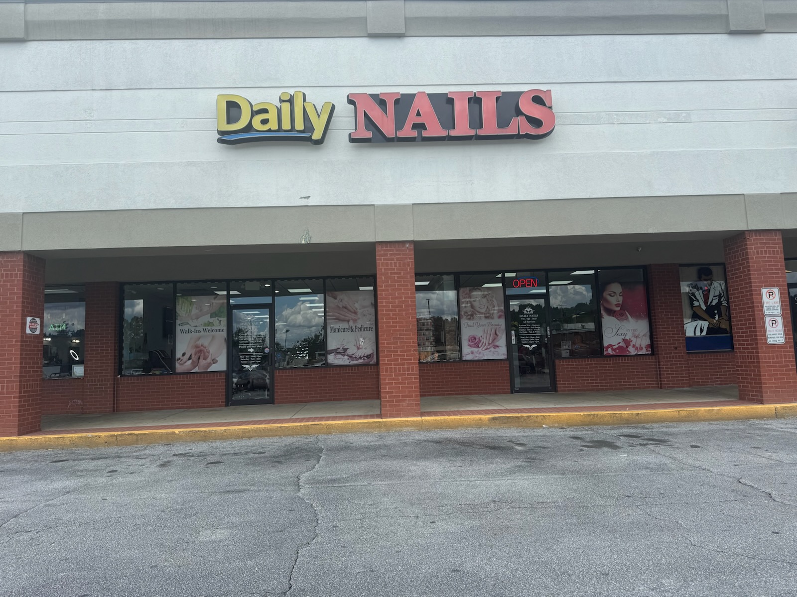 Daily Nails logo